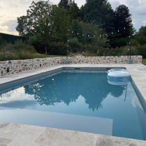 Travertin en pierre naturelle pour extérieur, terrasse, margelle piscine 